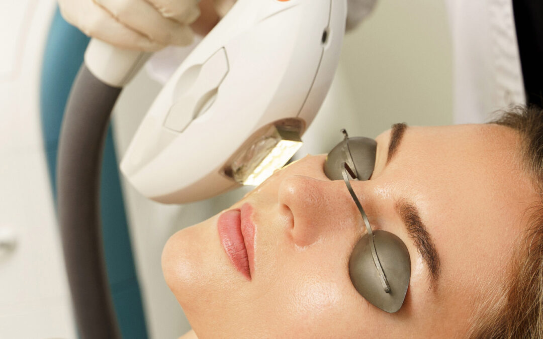 Tout savoir sur la lumière pulsée intense : fonctionnement, avantages, résultats et conseils pour réussir votre traitement d'épilation IPL.