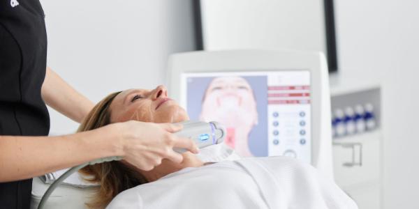 Comprenez le fonctionnement du HIFU pour raffermir la peau du visage et découvrez les résultats attendus ainsi que le HIFU prix Bruxelles