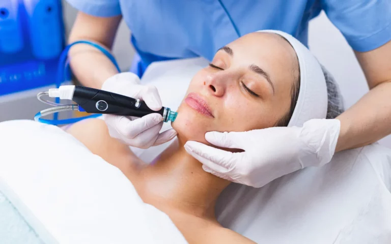 Profitez des bienfaits du Hydrafacial soin visage pour purifier hydrater et illuminer votre peau avec un soin réalisé à Bruxelles