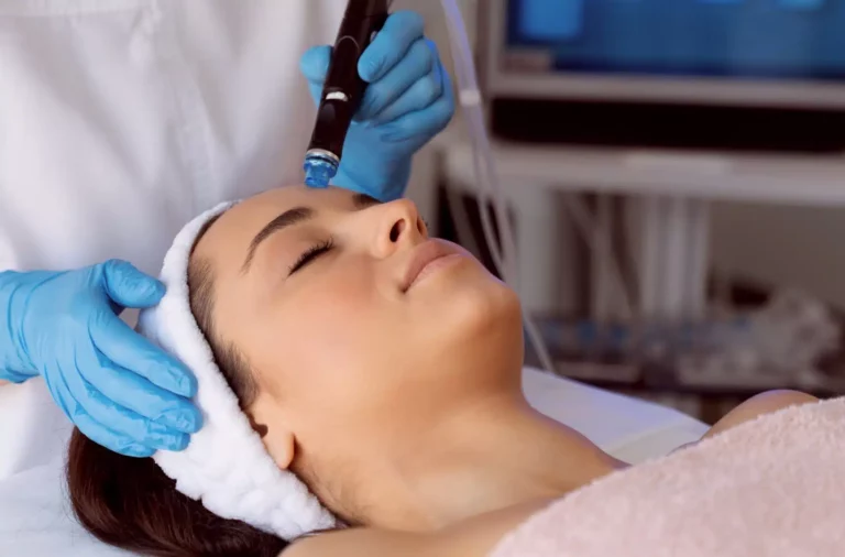 Découvrez le Hydrafacial tarif Bruxelles et ses bienfaits pour nettoyer, hydrater et revitaliser la peau en profondeur avec un soin adapté.