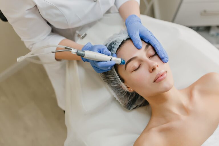 Découvrez comment la Mésothérapie visage hydrate, revitalise et illumine la peau. Explorez ses bienfaits et les résultats attendus.