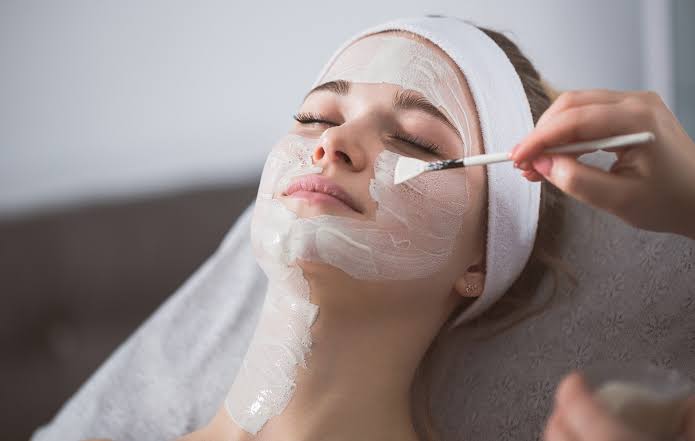 Peeling chimique visage : comment se déroule une séance et quels résultats attendre ?