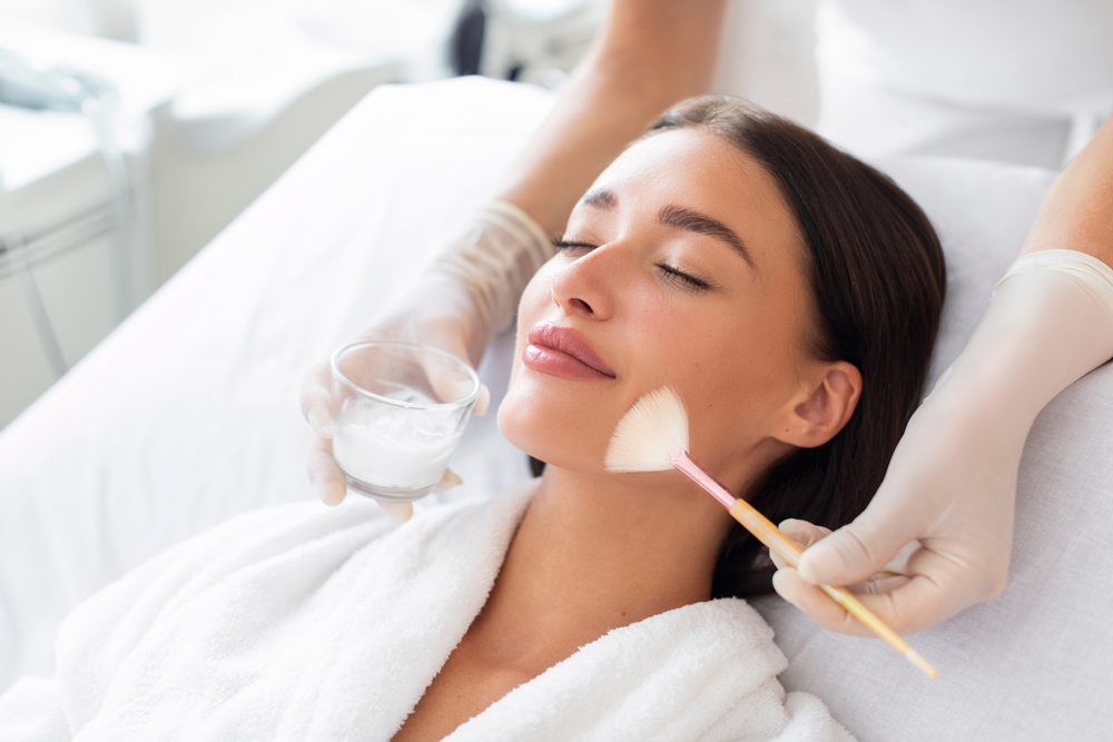 Peeling chimique visage : comment se déroule une séance et quels résultats attendre ?